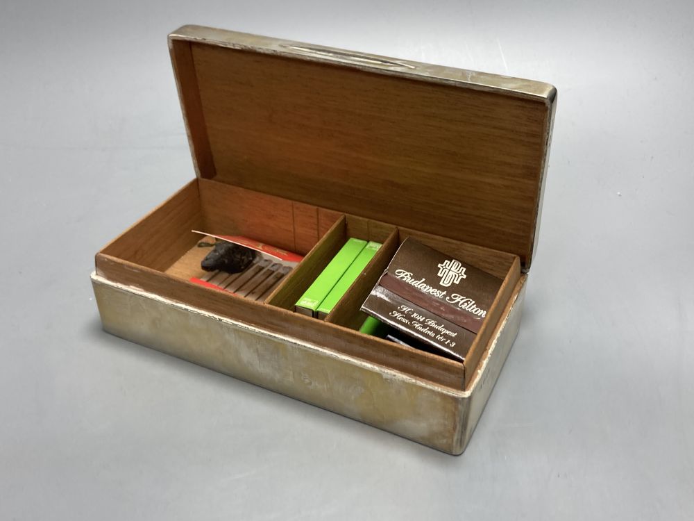 A George V silver mounted rectangular cigarette box, London, 1923, 17.7cm.